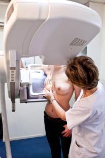 Le dépistage du cancer du sein chez les femmes âgées de 50 à 74 ans sans facteurs de risques est à réaliser tous les deux ans