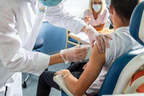 La vaccination reste recommandée en prévention pour les groupes les plus exposés au virus