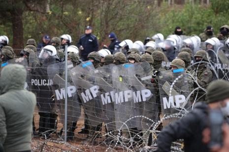 Policiers et soldats polonais massés à la frontière biélorusse