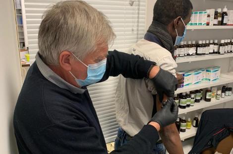 Jean-Luc Leroy, pharmacien à Paris, tente déjà de commander de nouvelles doses de vaccins