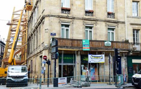 La Pharmacie Victor Hugo à Bordeaux, lors des travaux de consolidation de son immeuble