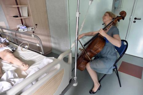 Avec son violoncelle, Claire Oppert a développé une technique d'antalgie originale