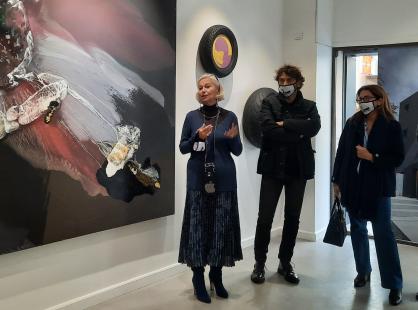 Colette Tornier dans la la galerie du 24Beaubourg devant une oeuvre de Lionel Sabatté et de Nicolas Momein