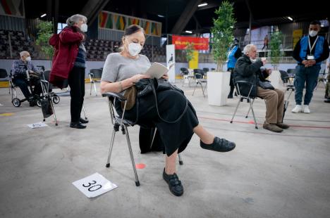 En Allemagne, la vaccination s’effectue dans des centres installés dans des gymnases ou des salles de congrès (ici la patinoire Erika-Hess de Berlin)