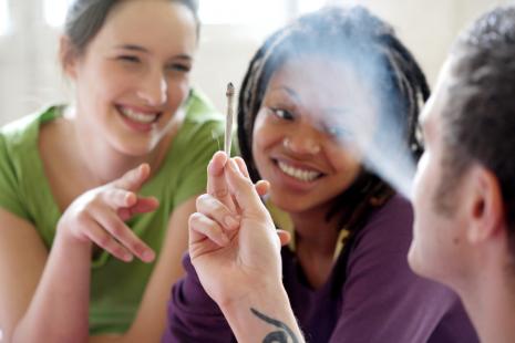Les enfants issus de parents fumeurs de cannabis ont, à l'adolescence, une plus grande vulnérabilité aux drogues